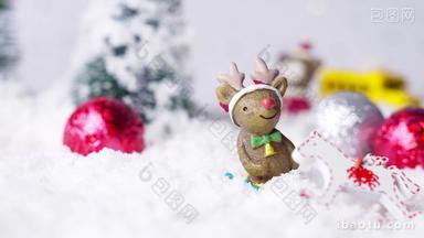 圣诞节雪地上的圣诞鹿横移镜头